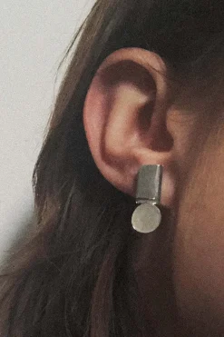 Lore Van Keer – aemil studs verticaal zilver