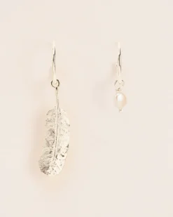 Wouters&Hendrix – asymmetrische oorbellen met veer en zoetwaterparel