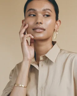 Wouters&Hendrix – asymmetrische oorbellen met veer en zoetwaterparel