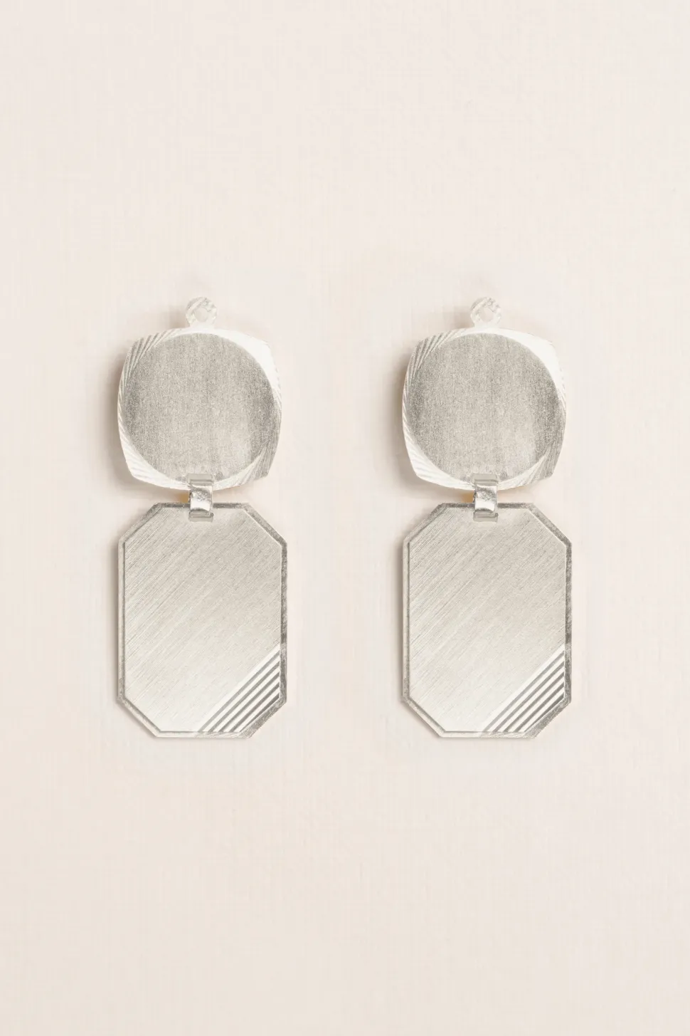 Wouters&Hendrix – studs met medaillon en ingraveringen