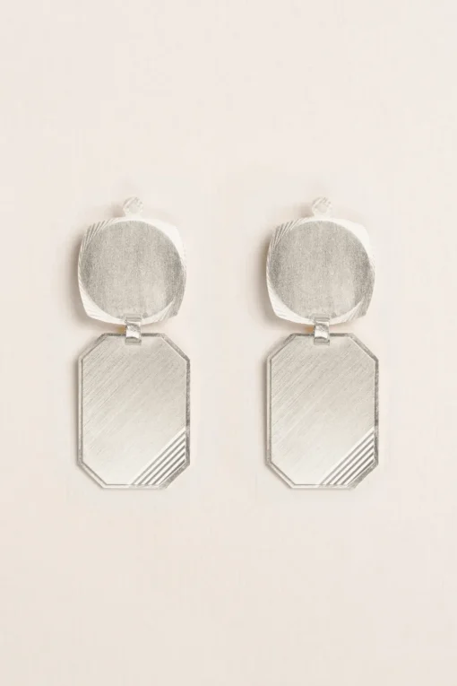 Wouters&Hendrix – studs met medaillon en ingraveringen